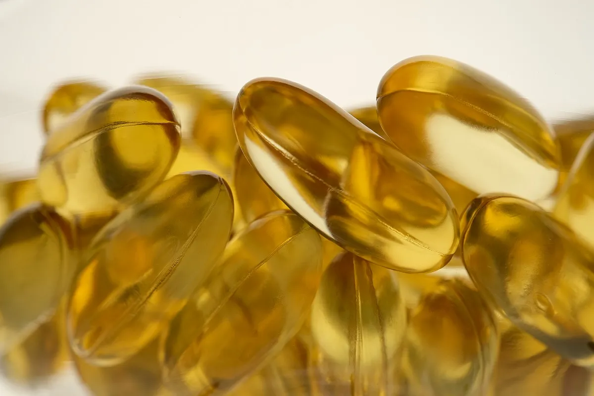 Szuperélelmiszer. Sárga lágy kapszula Omega-3. Egészséges életmód koncepció